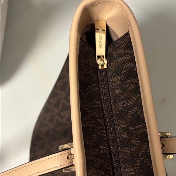 Michael Kors Signature Tote Bag - Picture 10 of 11